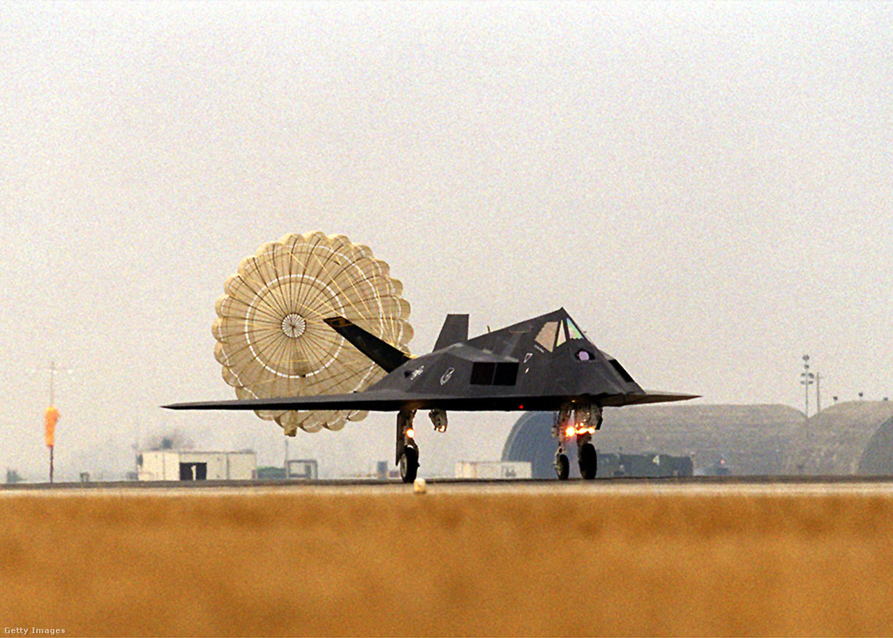 1999. február 21. F-117-es landol az olaszországi Aviano légibázison, hogy részt vehesen a tavaszi Jugoszlávia elleni NATO-légicsapásokban.                         