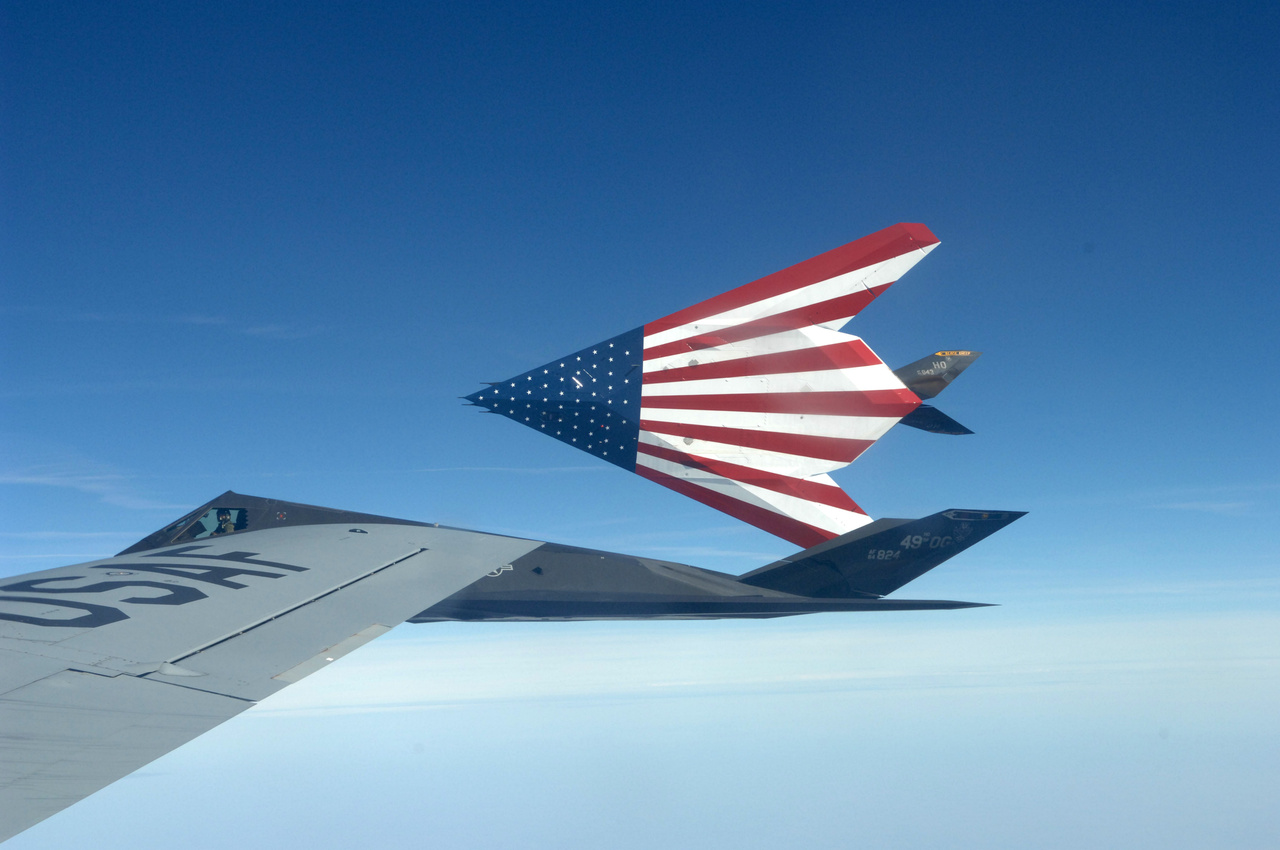 2008. március 12. A Holloman légibázis egyik búcsúzó F-117-ese mutatja ünnepi festést kapott hasát.                         