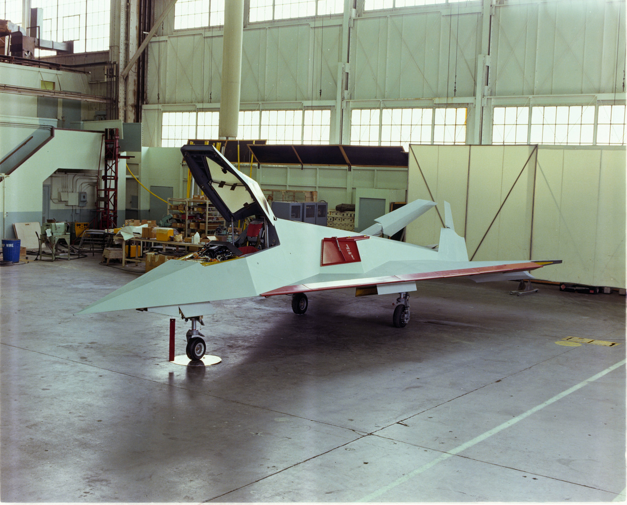 A hetvenes években Két Have Blue lopakodó prototípus épült, amiket 64 F-117-es követett az évek során. Mindkét Have Blue tesztrepülés közben zuhant le, ennek ellenére a programot sikeresnek nyilvánította a légierő.