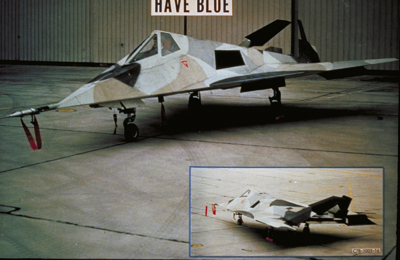 A hervenes években indult Have Blue programban épített kis méretű (kb 6 méterrel rövidebb mint egy Nighthawk) repülőgép több részletében is eltért utódjától, az F-117-estől, de röpképesnek bizonyult. Ez itt a HB1001, ami sivatagi álcafestést kapott.
