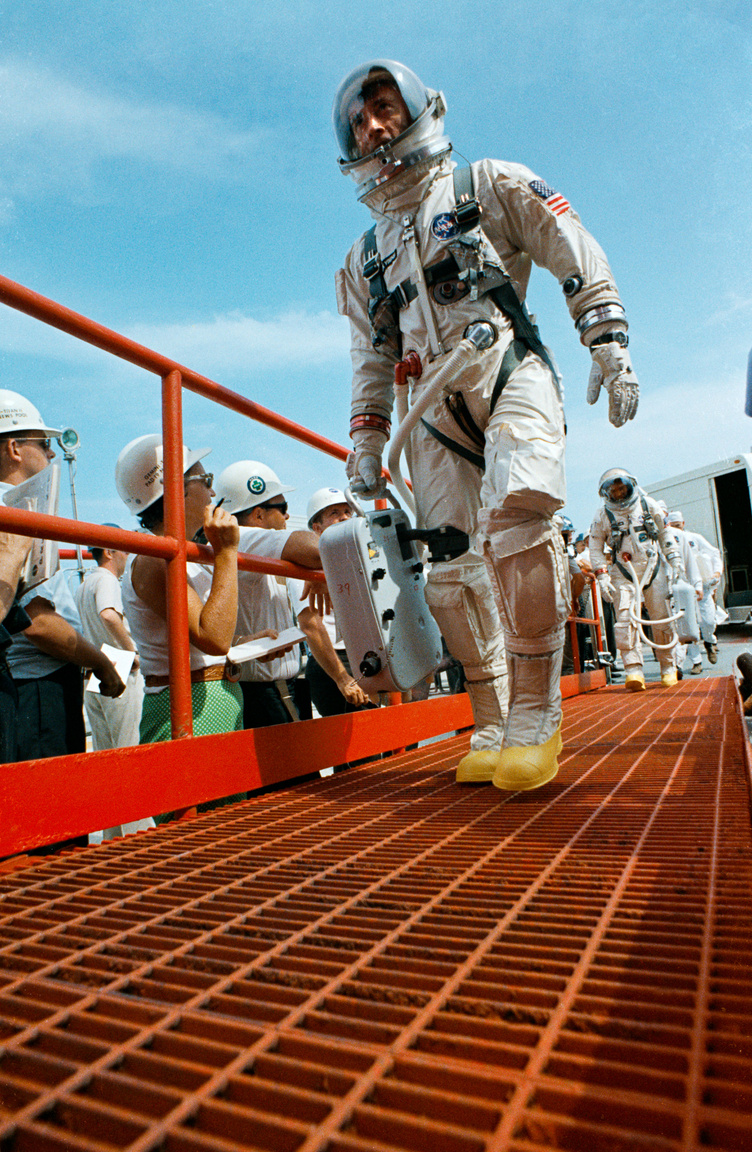 1966. július 18. Young és Collins a 19-es startálláson várakozó Titan-II rakéta felé tartanak. 