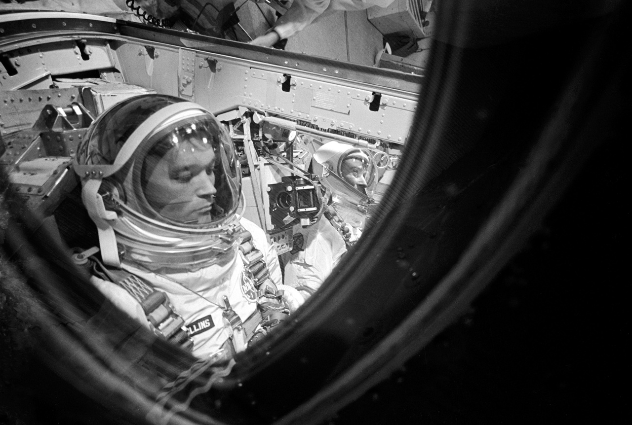 1966. július 18. Michael Collins és John W. Young a gemini-10 űrhajójában, a visszaszámlálás előtti utolsó ellenőrzéseket végzik.