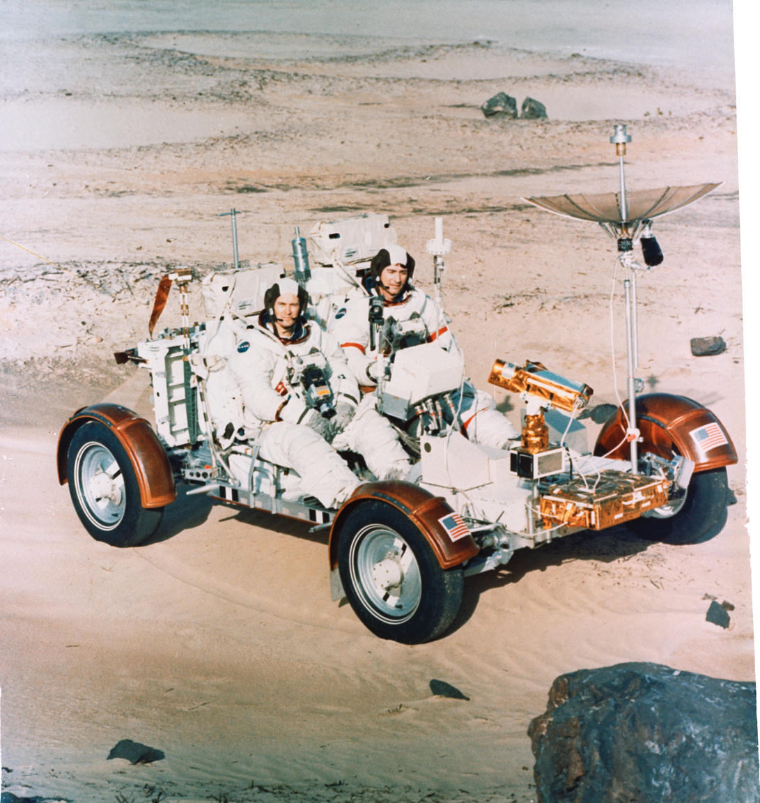 1971. december 22.  Young és Charles M. Duke a holdautóval gyakorolnak a Kennedy Űrközpontban.