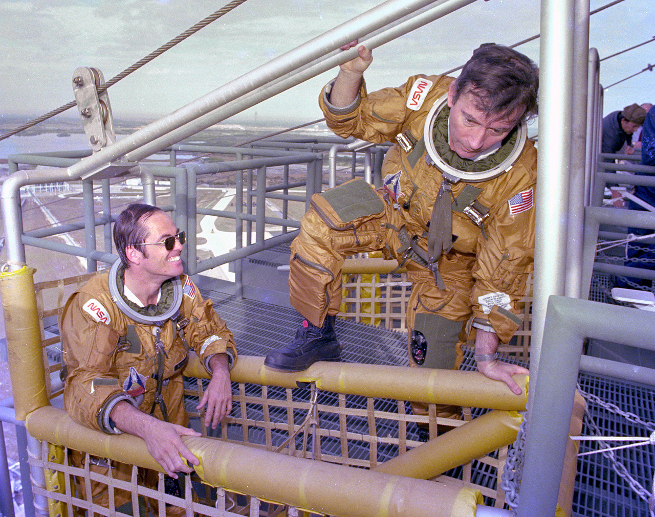 1981. január 6. Crippen és Young az űrsiklók kilövőállványán tesztelik a mentőkosarat, amivel vész esetén lehetett volna gyorsan elhagyni a startállást.