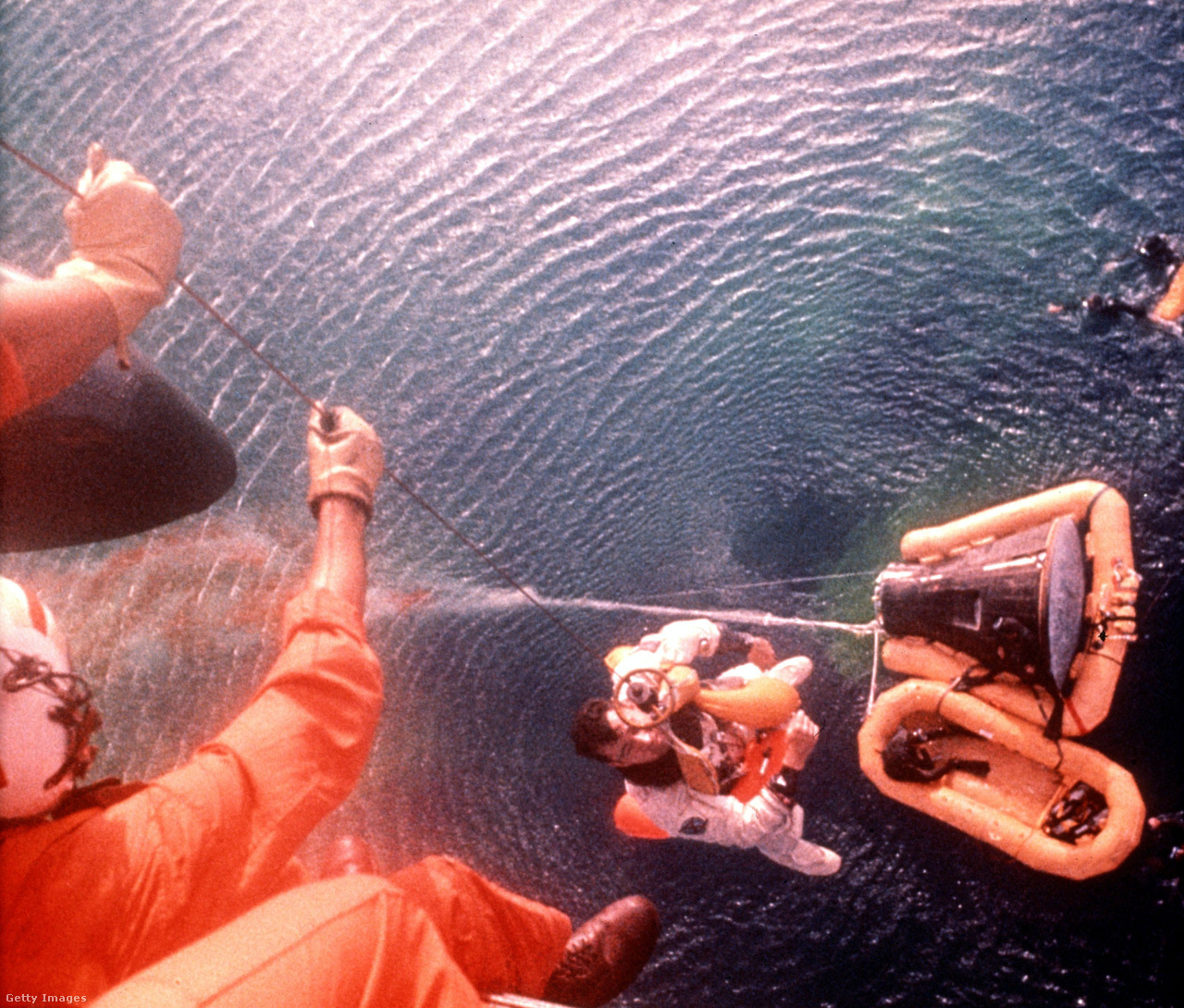 1966. július 21. Helikopterrel emelik a USS Guadalcanal fedélzetére Youngot az óceánból a Gemini-10 landolása után.
                        