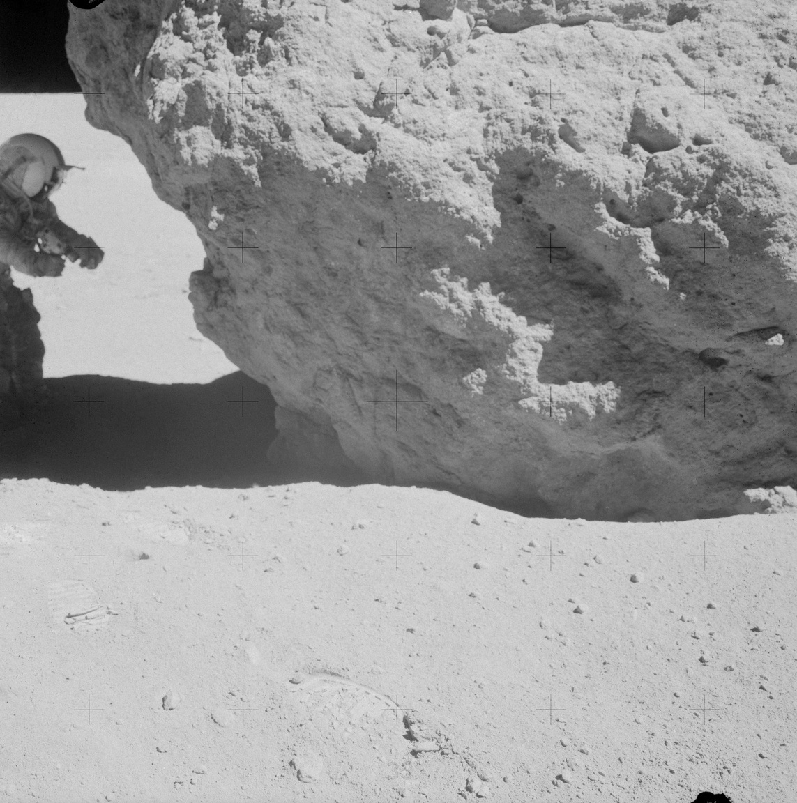 1972. április 23. John W. Young egy nagyobbacska holdszikla társaságában. Mikor Young a szikla alól, az állandó árnyékból gyűjtött holdpormintát, Duke rászólt: "Otthon, Texasban most csörgőkígyót találtál volna ott".
                        