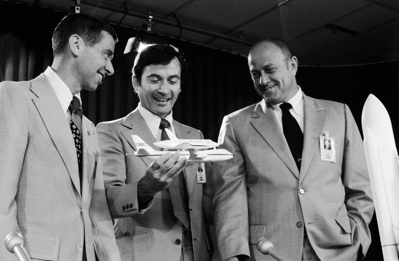 1974. június 1. Young a folyamatban lévű űrsiklóprojekt két tisztviselőjével (Robert Thompson és Aaron Cohen) szemlél egy űrsiklómakettet a Johnson Űrközpontban, Houstonban.
                        
