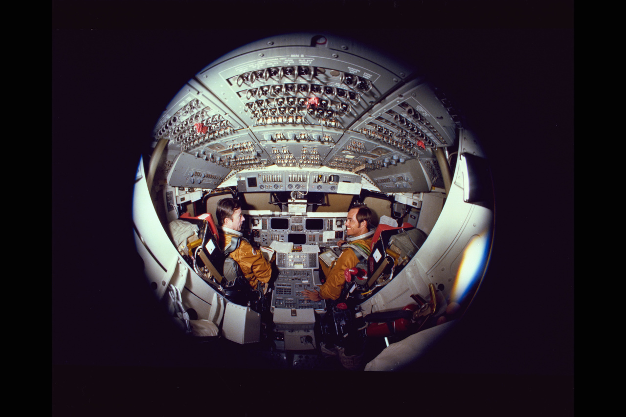 1981. február 5. Halszemoptikás felvétel a Columbia űrsikló pilótafülkéjéből, a két űttörő űrhajóssal az űrsikló székeiben (balra Young, jobbra Crippen).
                        