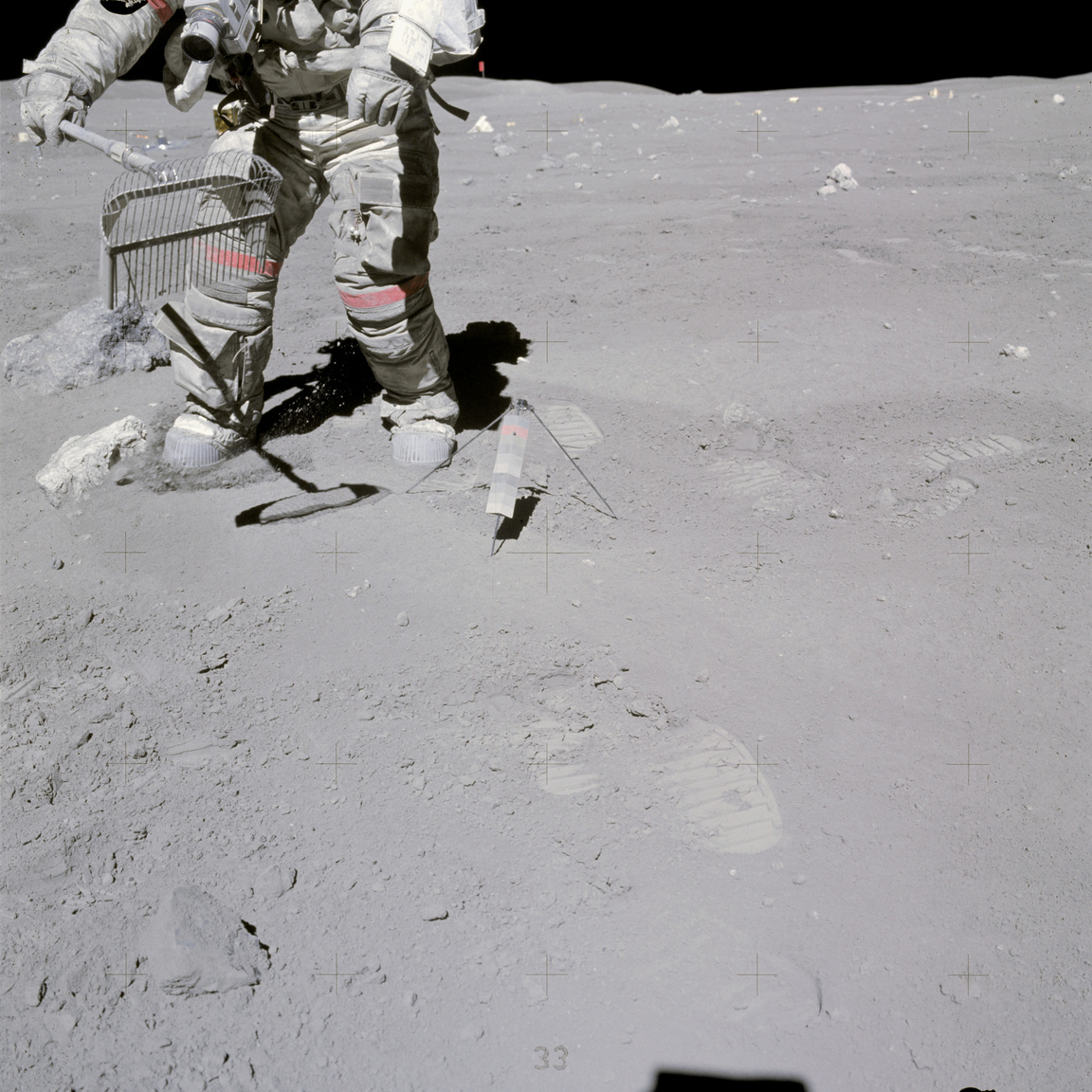 1972. április 23. Young kőzetmintákat gyűjt a harmadik, egyben utolsó holdséta során. Érdemes megfigyelni, hogy belepte a szürke holdpor az űrhajós eredetileg fehér űrruháját.