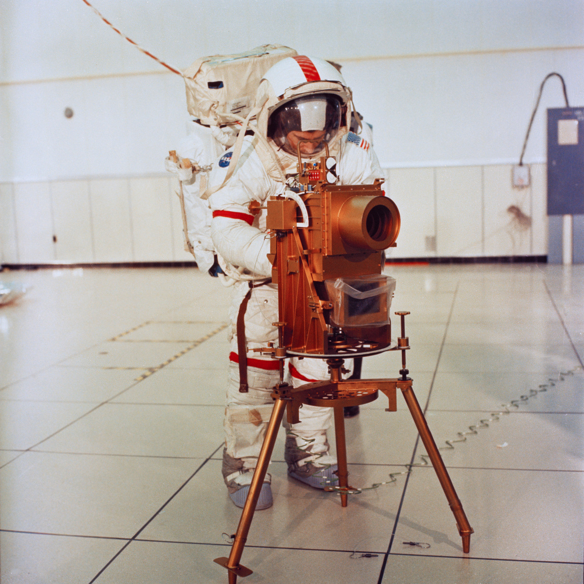 1972. december 22. Young egy speciális mélyűri kamerával (Far Ultraviolet Camera/Spectroscope) gyakorol a Kennedy Űrközpont egyik kiképzőtermében.