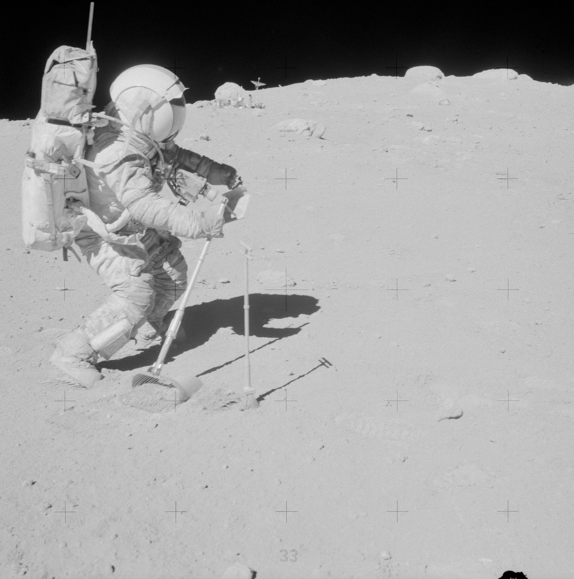 1972. április 23. John W. Young, az Apollo-16 holdküldetés parancsnoka kőzetmintákat gyűjt a North Ray kráter közelében. Young volt a kilencedik ember, aki a Holdra lépett.