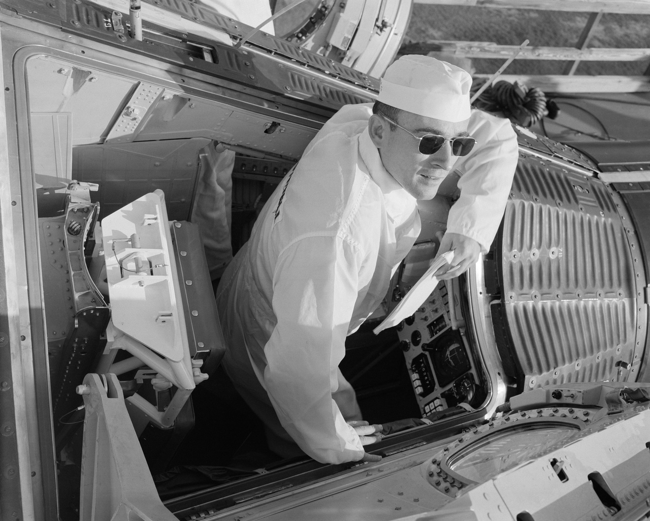 1965. január 6. John W. Young beül a Gemini-3 űrhajóba, hogy kommunikációs teszteket hajtson végre.. 