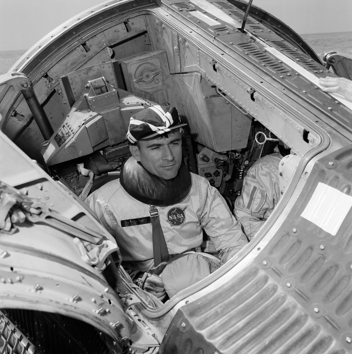1965. február 24. Young, a Gemini-3 leendő pilótája landolás utáni gyakorlatra készül a Mexikói-öbölben.