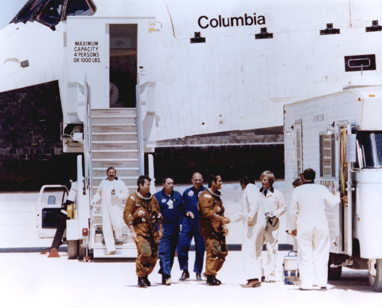 Young és Crippen kiszállnak az űrsiklóból a Columbia sikeres első küldtése után.
