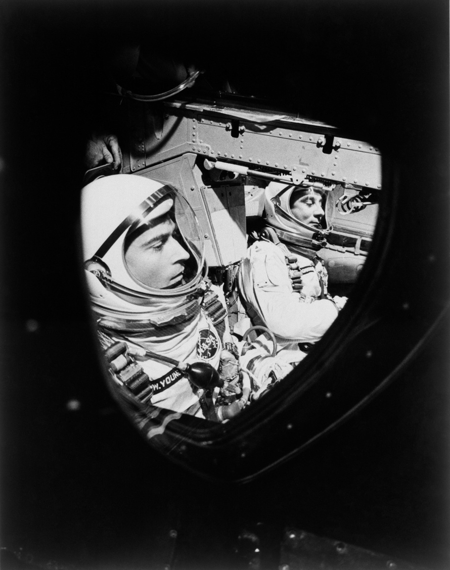 1965. március 23. Gemini-3: John W. Young (balra) pilóta és Gus Grissom parancsnok a Molly Brown üléseiben, a start előtt.