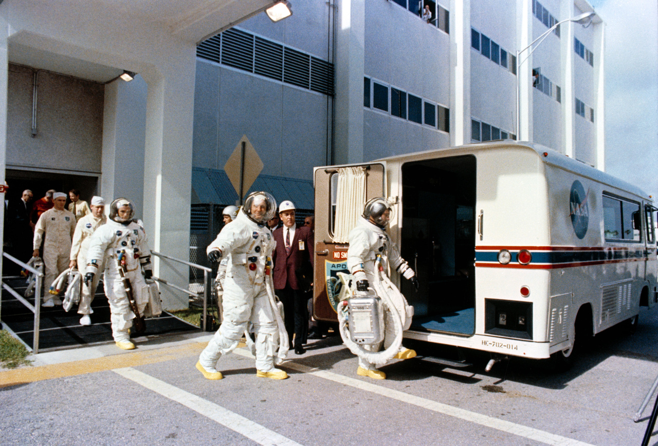 1969. május 18. Az Apollo-10 legénysége Young vezetésével a startállás felé veszi az irányt. Young mögött Thomas P. Stafford parancsnok és Eugene A. Cernan holdkomppilóta. 