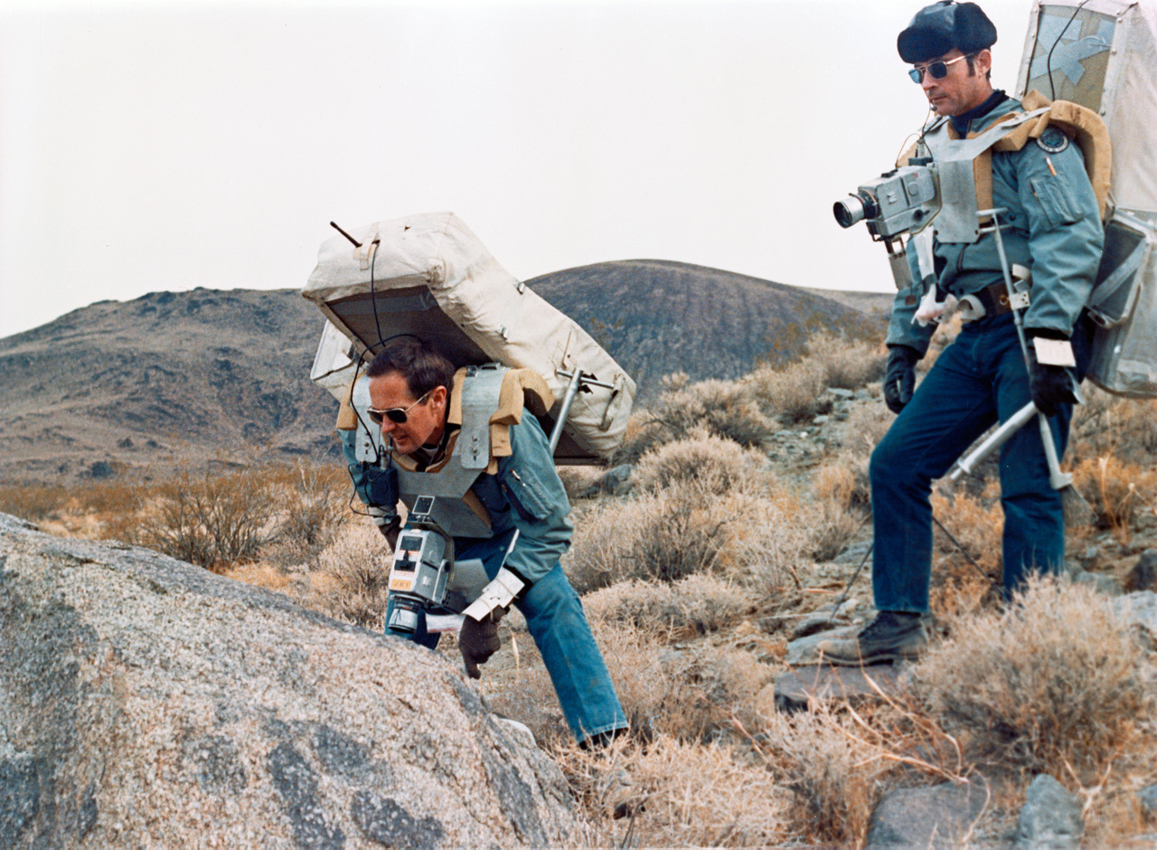 1971. november 17-16. John W. Young (jobbra) és Charles M. Duke geológiai terepgyakorlaton, ahol sziklaformációkat tanulmányoznak, hogy rutint szerezzenek a későbbi holdséta gyűjtőmunkájához.
                        