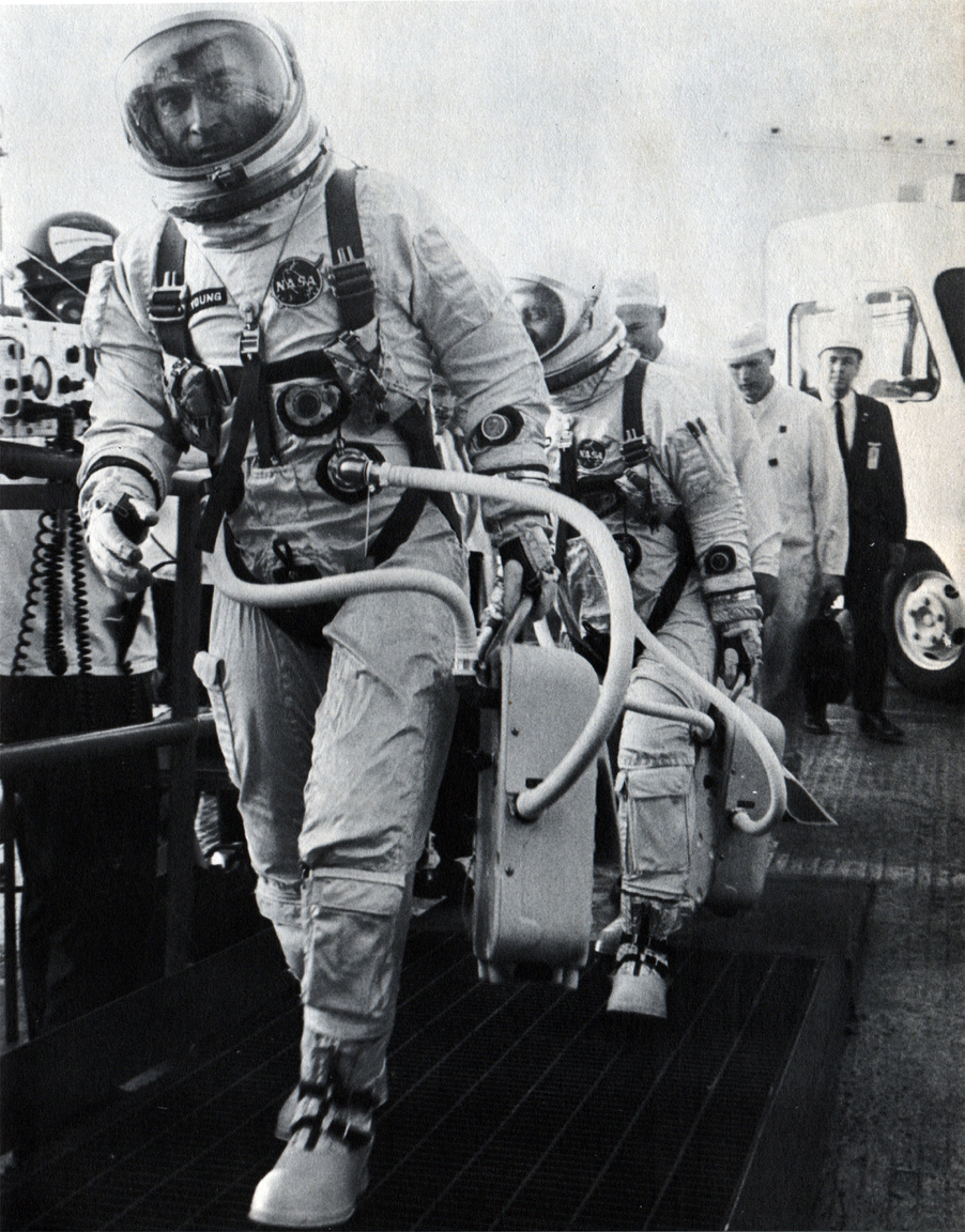 Young és Grissom sétálnak a Gemini-3 űrhajóhoz. 