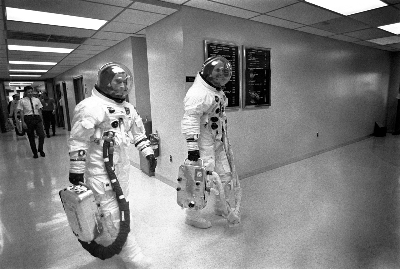 1969. május 6. John W. Young (balra) és Thomas P. Stafford, az Apollo-10 két űrhajósa visszaszámlálási gyakorlatra tartanak a 39B startállásra.