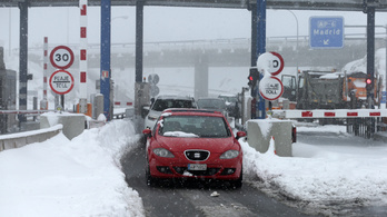 Hatalmas a káosz egy spanyol autópályán a havazás miatt