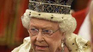 II. Erzsébet élete múlhat azon, ha meg akarja nézni a cipője orrát