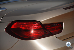 A szokásos, kortárs BMW L alakú, mások szerint cukrászlapát-lámpa