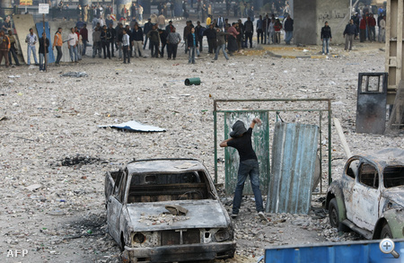 Kairó, 2011. február 3-án ismét összecsaptak Hoszni Mubarak egyiptomi elnök hívei és a lemondását követelő tüntetők a kairói Tahrír tér közelében. A két tábor kövekkel, benzinespalackokkal dobálta egymást. Az utcai harcokban legkevesebb két ember életét vesztette. A 30 éve hatalmon lévő Mubarak rendszere ellen január 25-e tüntetnek Egyiptomban. 
