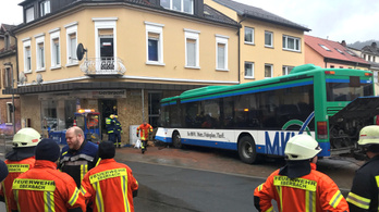 Gyerekekkel teli iskolabusz balesetezett Németországban