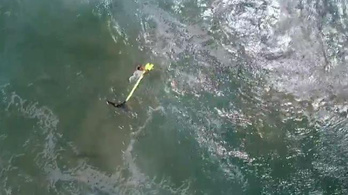 Drónnal mentették ki a vízből az ausztrál strandolókat