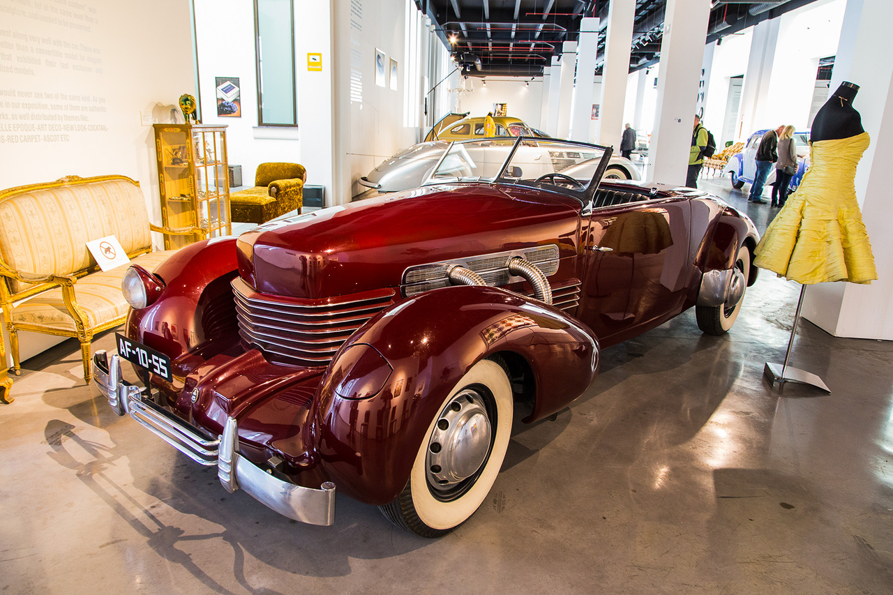 Bukólámpa 1937-ben? Lehetséges! Nem sci-fi, az amerikai luxusautó gyártó Cord ebben az eszetlenül gyönyörű kabrióban már akkor megcsinálta. Ráadásul mindezt félautomata váltóval, az USA-ban elsőként elsőkerék-hajtással, a típus óriási szenzáció volt a new york-i autóshown az 1935-ös bemutató során.
