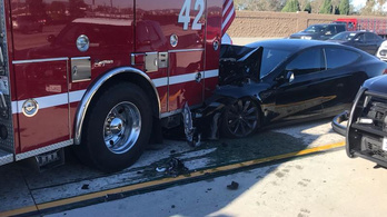 Tűzoltóautót zúzott le az önvezető Tesla