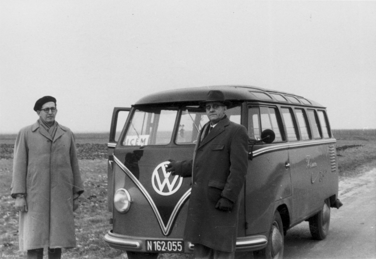 A Volkswagen kisbusz előtt álló sötét kabátos úriember Mr. Hofmeyr, a Dél-Afrikai Unió diplomatája, egyszersmind az itt látható képek többségének valószínűsíthető készítője. Az ötvenes években Hollandiában bevándorlási attaséként szolgáló diplomata 1956 végén azt a feladatot kapta hazájától, hogy menjen Ausztriába, és az ottani menekülttáborokban segítsen megszervezni azt a magyar kontingenst, melynek tagjai Dél-Afrikában találhatnak új otthonra.