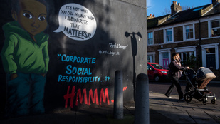 Graffitiben vágtak vissza a rasszista H&M-reklámért