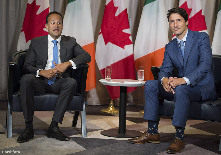 Az időpont tavaly augusztus 20., a helyszín Montreál. Mik is vannak Trudeau zokniján?