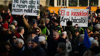 Oktatási békéért és szabadságért tüntettek a Kossuth téren