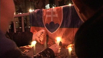 Zászlóégetés a szlovák nagykövetség előtt