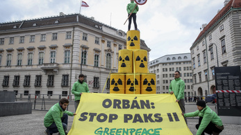 Greenpeace-tüntetés várta Orbánt Bécsben