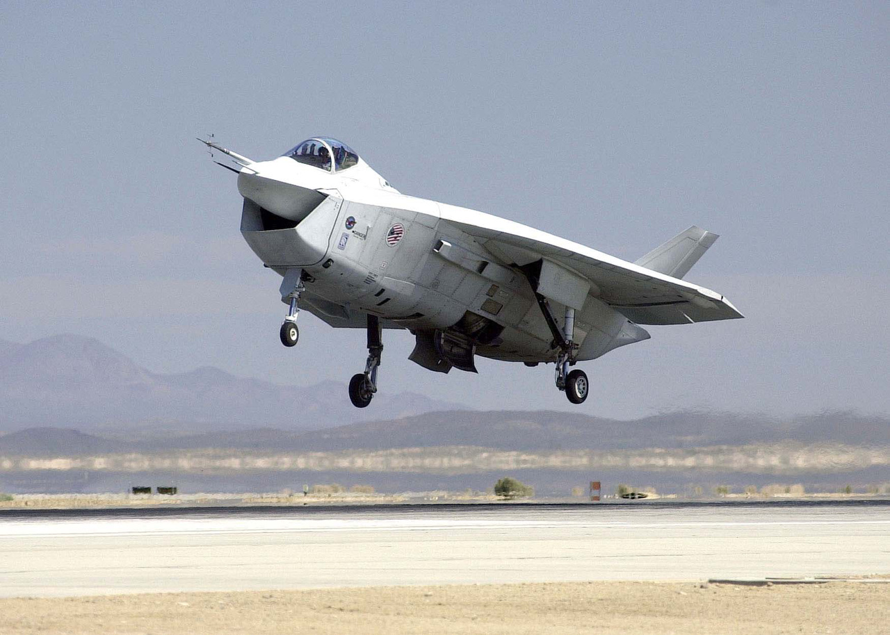 2000-ben repült először a Boeing X-32, ami egy technológia demonstrátor volt, és mint ilyen, a Lockheed Martin X-35 vetélytársa az F-22 Raptorok mellé kifejlesztendő, új, ötödik generációs lopakodó harci gép gyártásáért folyó harcban. (Amit végül a Lockheed nyert.)
