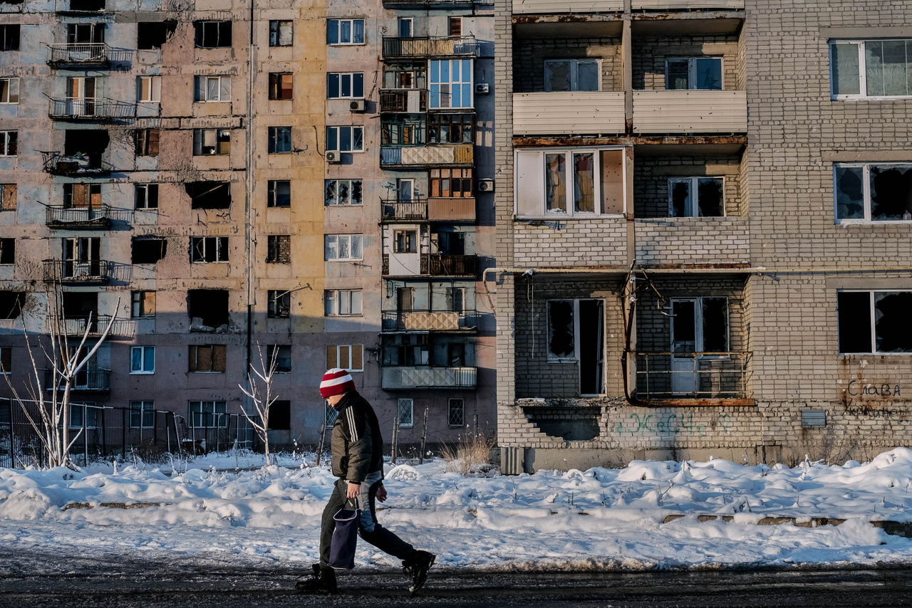 Az ország egykor leggazdagabb és legfejlettebb infrastruktúrával rendelkező városában azonban most szegénységben, többnyire ukrán-, orosz- és ENSZ-támogatásokból élnek az emberek. Dolgozni persze lehet, de a fizetés aránytalanul alacsony az aránytalanul magas árakhoz képest.