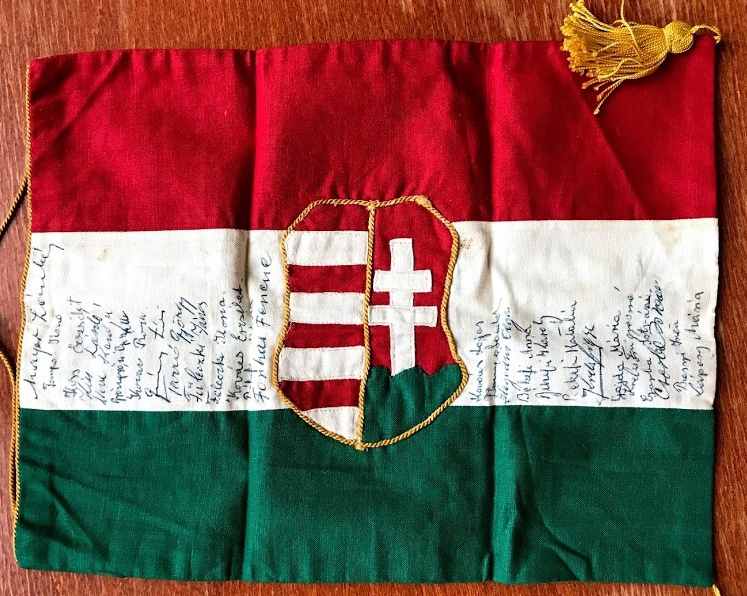 A fotókat készítő Hofmeyr attasénak a hálás magyarok a karácsonyi repülőúton valahol Európa és Dél-Afrika között a levegőben egy piros-fehér-zöld zászlót ajándékoztak. A zászló, rajta mindannyiuk aláírásával, ma is megvan.