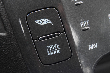 A Drive Mode gombbal választhatunk Normál, Sport, Hegyi és Tart üzemmódot is. Utóbbi fenntartja az akksi töltöttségét