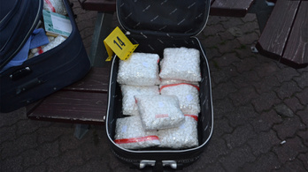 Brutális mennyiségű drogalapanyagot foglaltak le az M1-es egyik pihenőjénél