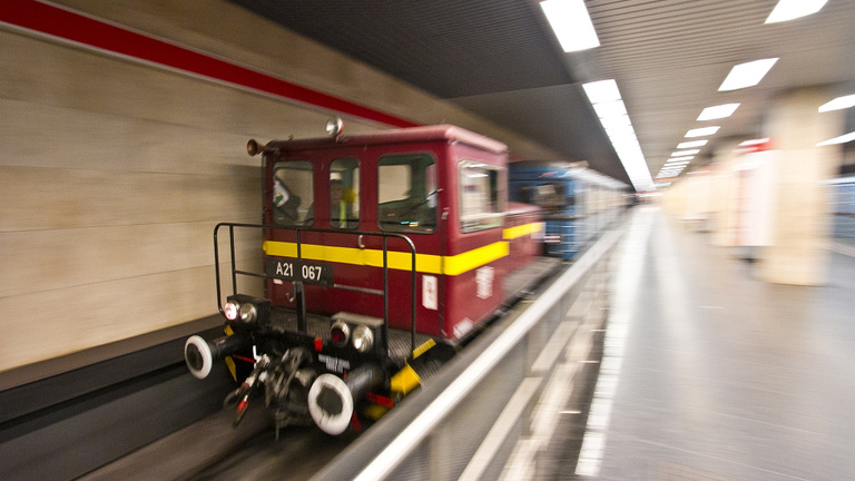 Lángvágóval vágták szét a metróalagútban karambolozó vonatot