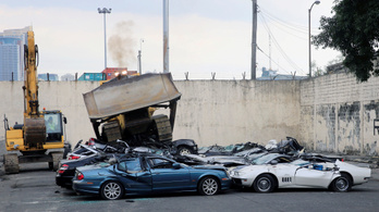 Buldózeres autópusztítással ijesztegetik a csempészeket