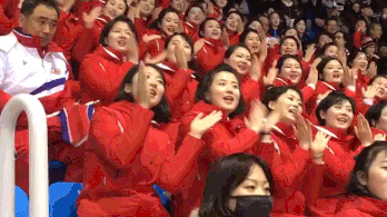 Szürreális észak-koreai szurkolócsoportra figyel az olimpia