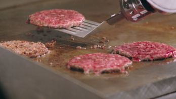 Hamburgerforgató robot érkezik az éttermekbe