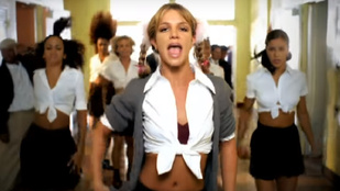 Ön szerint melyik elmosódott statiszta lehet D. Tóth Kriszta Britney Spears Baby One More Time című klipjében?