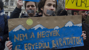 Magyarok tüntettek a kurdokért a budapesti török nagykövetségnél