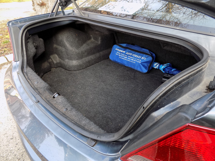 Székesfehérvári kereskedésben vásárolt amerikai autó, veszprémi Hyundai táskával