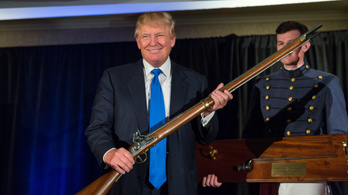 Trump készen áll a fegyverviselés feltételeinek szigorítására